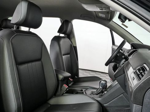 Certified 2024 Volkswagen Tiguan SE FWD image 23