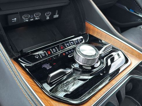 Used 2022 Jeep Grand Wagoneer Series III w/ Rear Seat Video Group 1 image 27