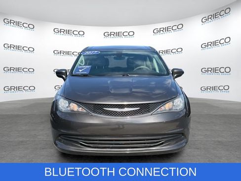 Used 2017 Chrysler Pacifica Touring w/ Tire & Wheel Group FWD image 2