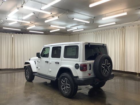 New 2026 Jeep Wrangler Unlimited Sahara AWD/4WD image 10