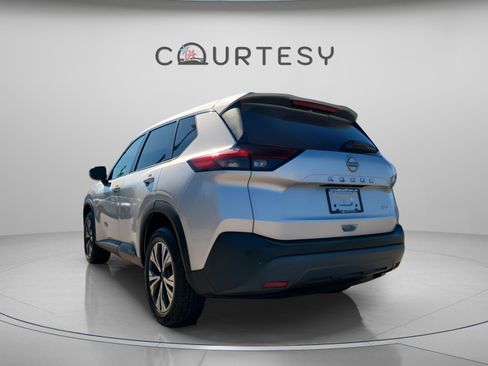 Used 2022 Nissan Rogue SV image 2