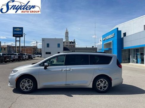 Used 2023 Chrysler Pacifica Limited FWD image 1