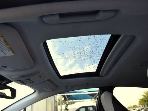 Used 2022 Toyota Prius L Eco image 10