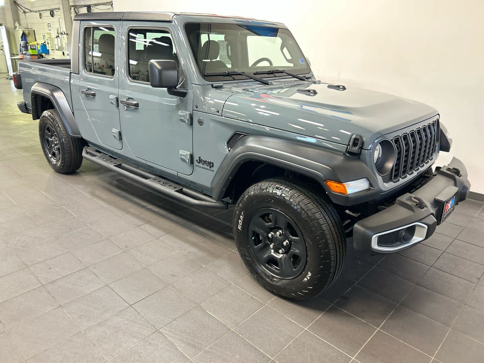 Used 2024 Jeep Gladiator Sport AWD/4WD image 2