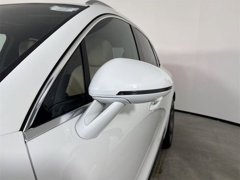 Certified 2023 Porsche Macan image 12