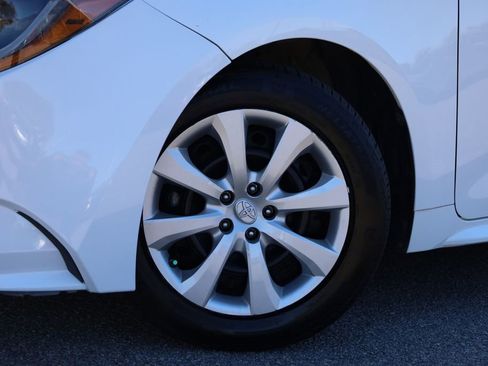 Used 2022 Toyota Corolla LE image 3