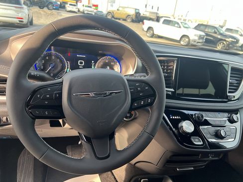 New 2026 Chrysler Pacifica Select w/ S Appearance Package image 9