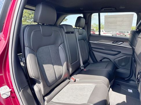 New 2026 Jeep Grand Cherokee Altitude image 24
