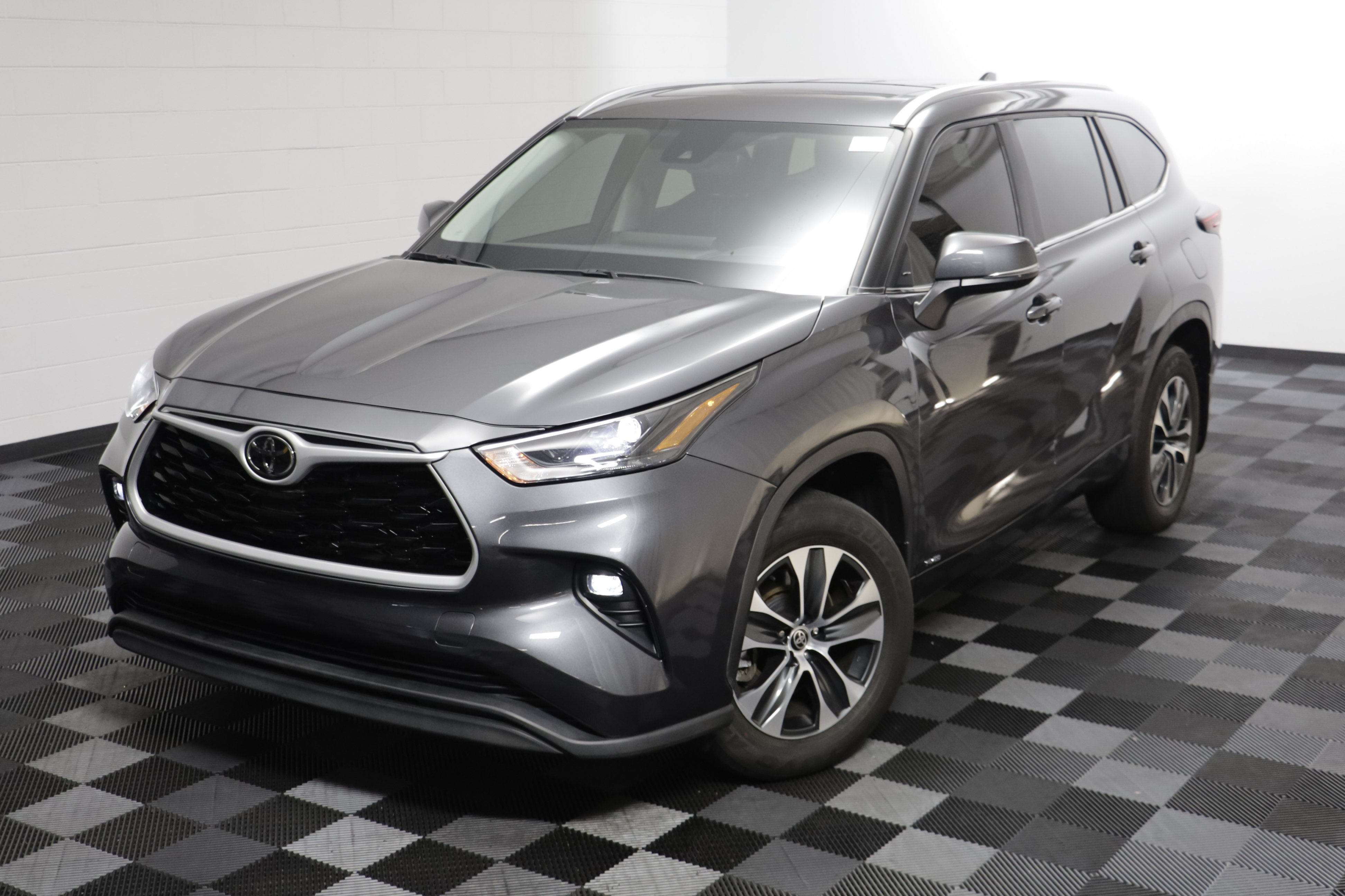 Used 2025 Toyota Highlander XLE AWD/4WD image 2