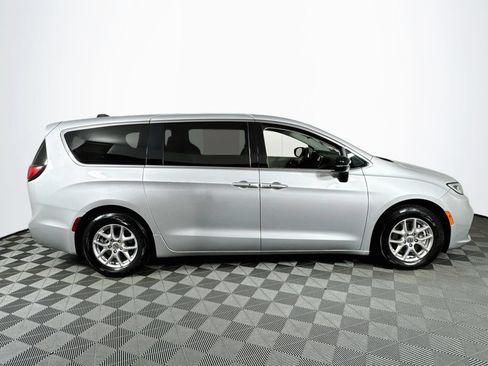 Used 2024 Chrysler Pacifica Touring-L FWD image 8