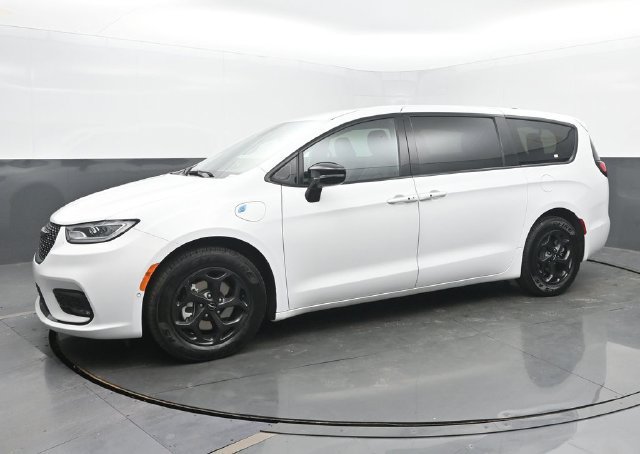 Used 2024 Chrysler Pacifica Limited FWD image 2