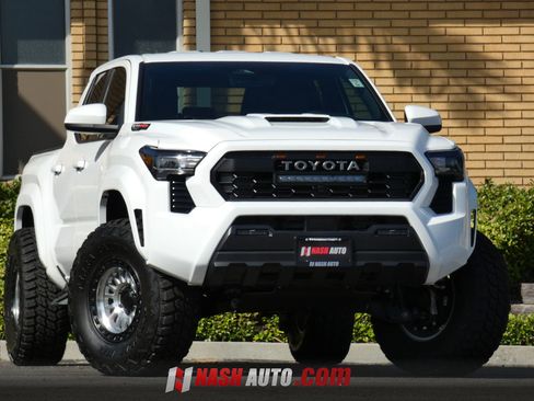 Used 2025 Toyota Tacoma TRD Sport AWD/4WD image 3