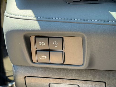 Used 2023 Toyota Highlander XLE AWD/4WD image 33
