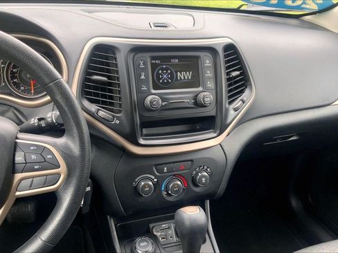 Used 2018 Jeep Cherokee Latitude AWD/4WD image 6
