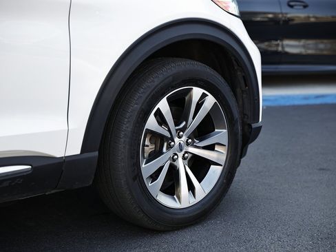 Used 2020 Ford Explorer Platinum w/ Premium Technology Package image 5