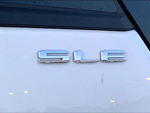 Used 2024 GMC Terrain SLE AWD/4WD image 28