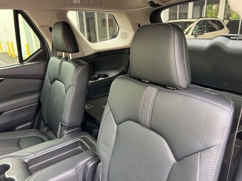Used 2025 Honda Pilot Touring image 10