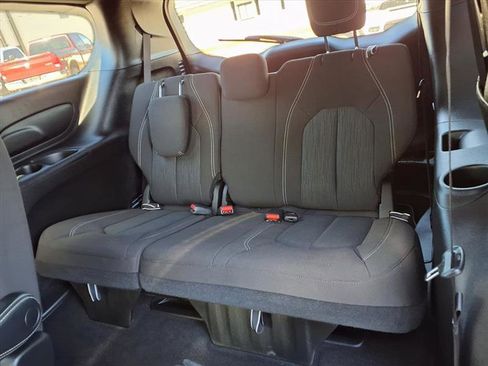 Used 2023 Chrysler Pacifica Touring image 16