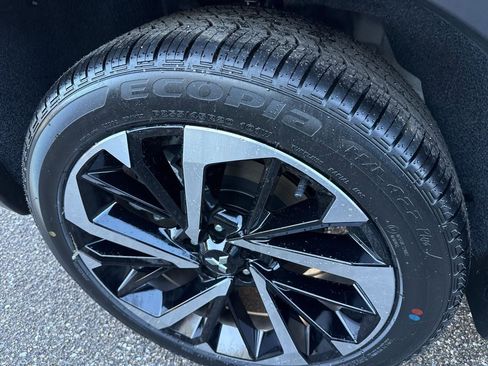 New 2025 Mitsubishi Outlander SE image 11