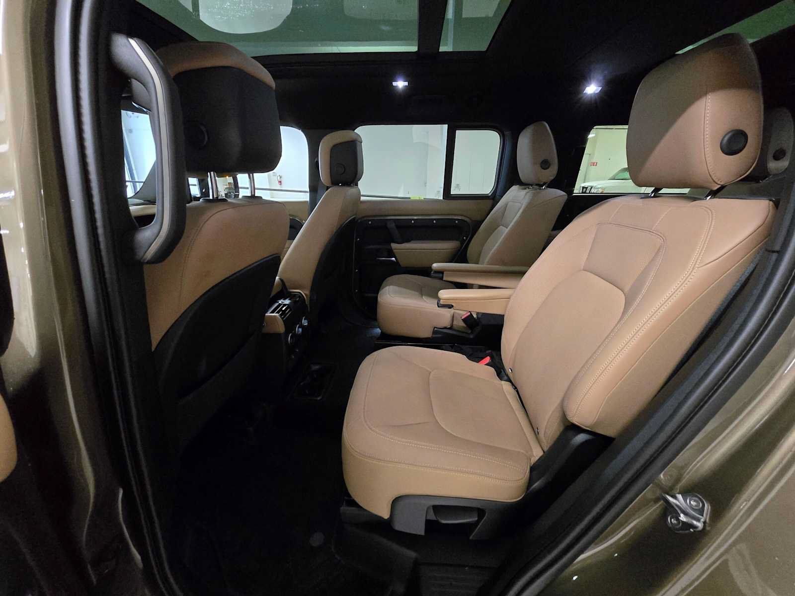 Used 2025 Land Rover Defender 130 X-Dynamic SE AWD/4WD image 17