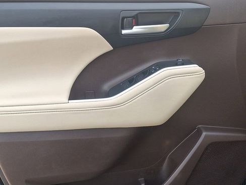 Used 2021 Toyota Highlander XLE image 14