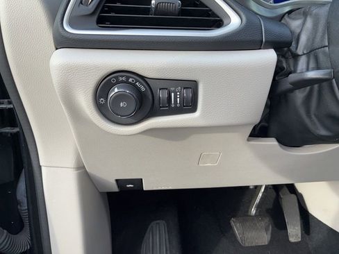 Used 2023 Chrysler Pacifica Touring-L FWD image 14