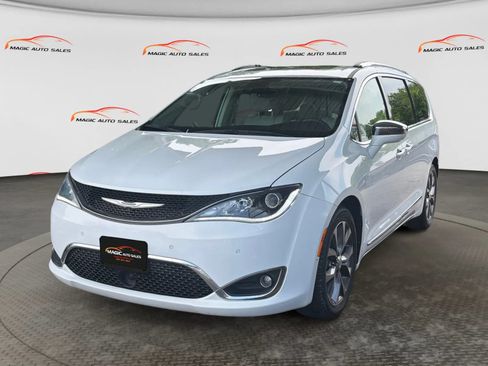 Used 2019 Chrysler Pacifica Limited w/ Tire & Wheel Group FWD image 1
