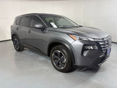 Used 2024 Nissan Rogue SV image 2