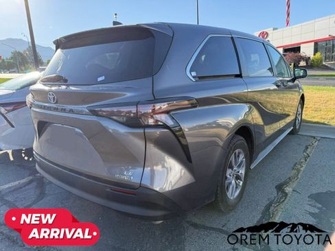 Used 2024 Toyota Sienna LE FWD image 17