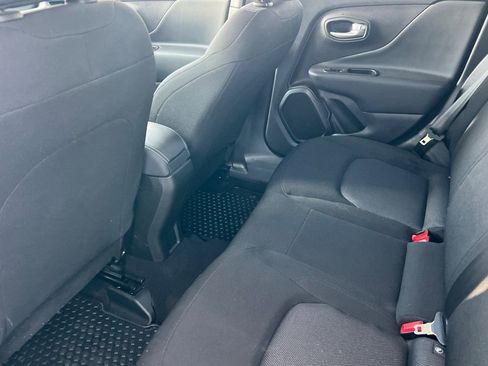 Used 2023 Jeep Renegade Latitude image 12