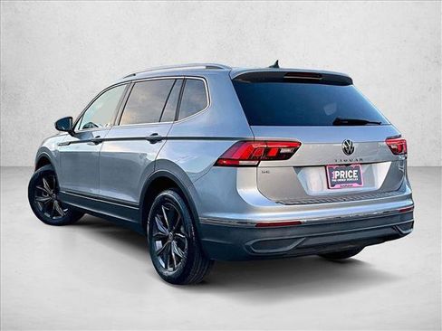 Used 2022 Volkswagen Tiguan SE w/ Panoramic Sunroof Package FWD image 13