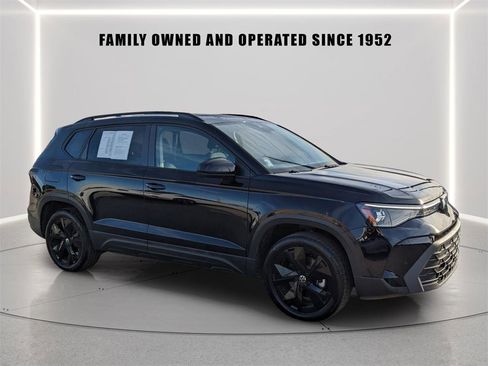 Certified 2025 Volkswagen Taos SE image 6