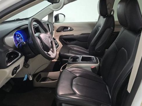 Used 2023 Chrysler Pacifica Touring-L FWD image 4