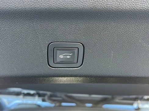 Used 2025 GMC Yukon XL Denali image 33