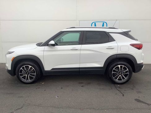 Used 2025 Chevrolet TrailBlazer LT image 2