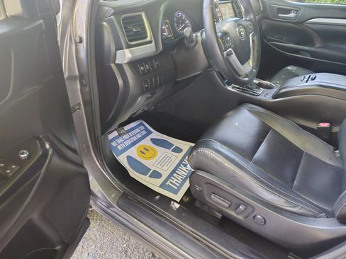 Used 2017 Toyota Highlander XLE AWD/4WD image 7