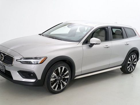 Certified 2025 Volvo V60 B5 Cross Country Ultra w/ Climate Package AWD/4WD image 6