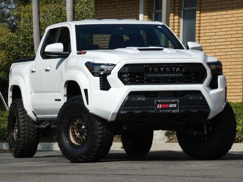 Used 2025 Toyota Tacoma TRD Sport image 3
