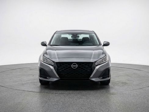 Used 2025 Nissan Altima 2.5 SV image 2