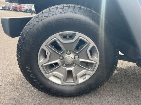 Used 2016 Jeep Wrangler Unlimited Rubicon w/ Connectivity Group image 33