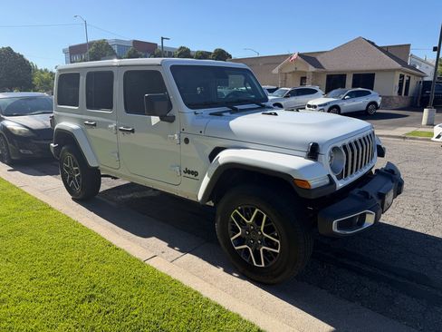 Used 2025 Jeep Wrangler Unlimited Sahara AWD/4WD image 4