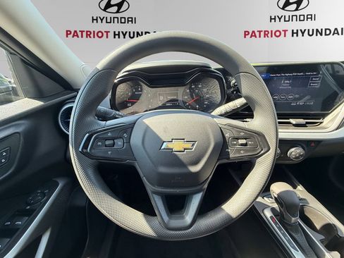 Used 2025 Chevrolet Trax LS w/ LS Convenience Package FWD image 12
