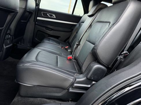 Used 2017 Ford Explorer XLT w/ Equipment Group 202A AWD/4WD image 9