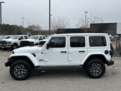 Used 2025 Jeep Wrangler Sahara image 4