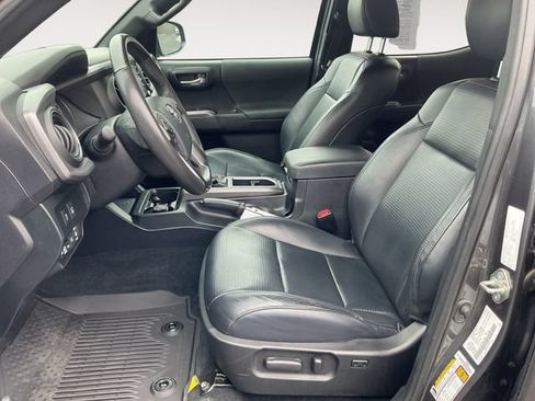Used 2020 Toyota Tacoma TRD Off-Road AWD/4WD image 9