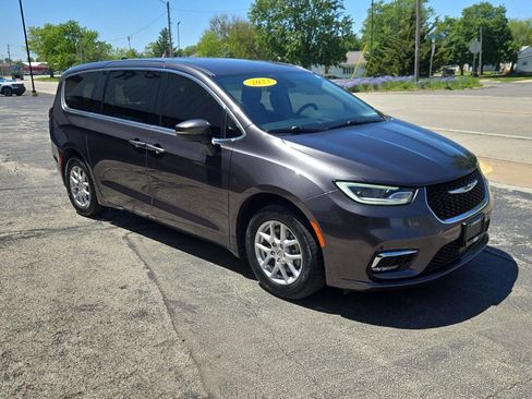 Used 2023 Chrysler Pacifica Touring-L FWD image 10
