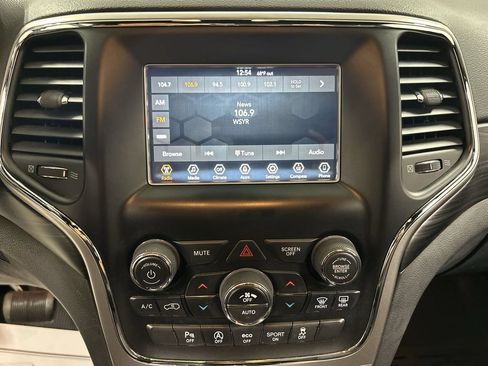 Used 2019 Jeep Grand Cherokee Laredo AWD/4WD image 14