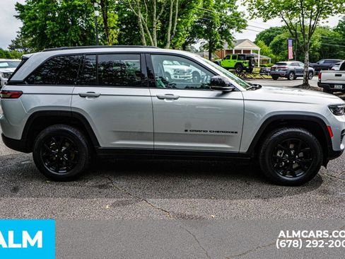 Used 2025 Jeep Grand Cherokee Altitude AWD/4WD image 8