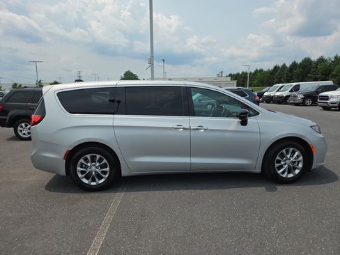 Used 2026 Chrysler Pacifica Limited FWD image 17