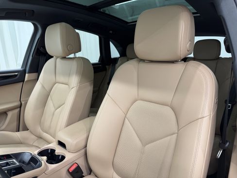 Certified 2025 Porsche Macan image 30